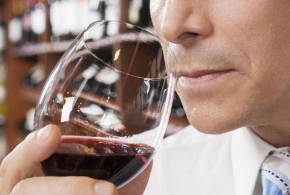 红酒杯怎么选(选一款品质好的波尔多酒杯即可满足90%的需求)