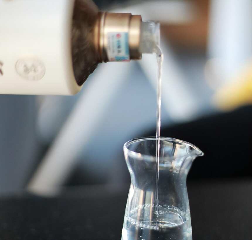 你知道为什么白酒不“白”吗?